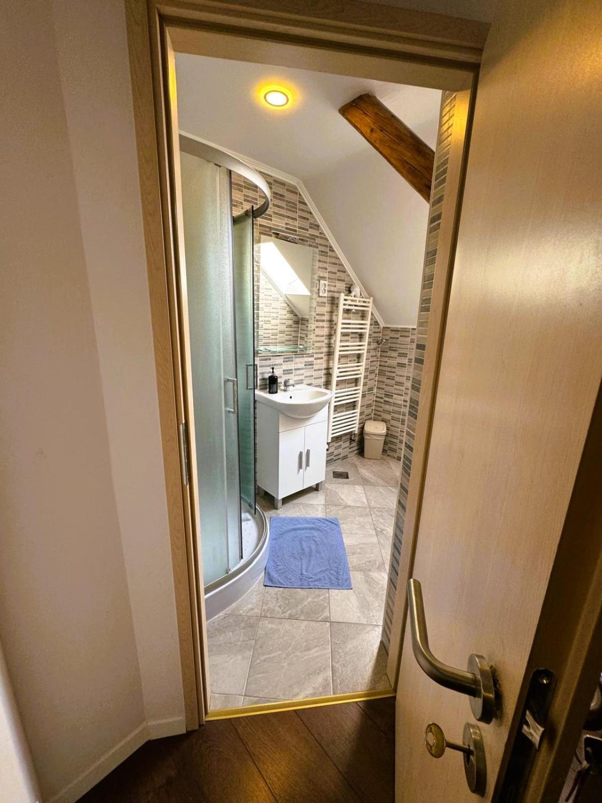 Tomislav Hotel Загреб Екстериор снимка