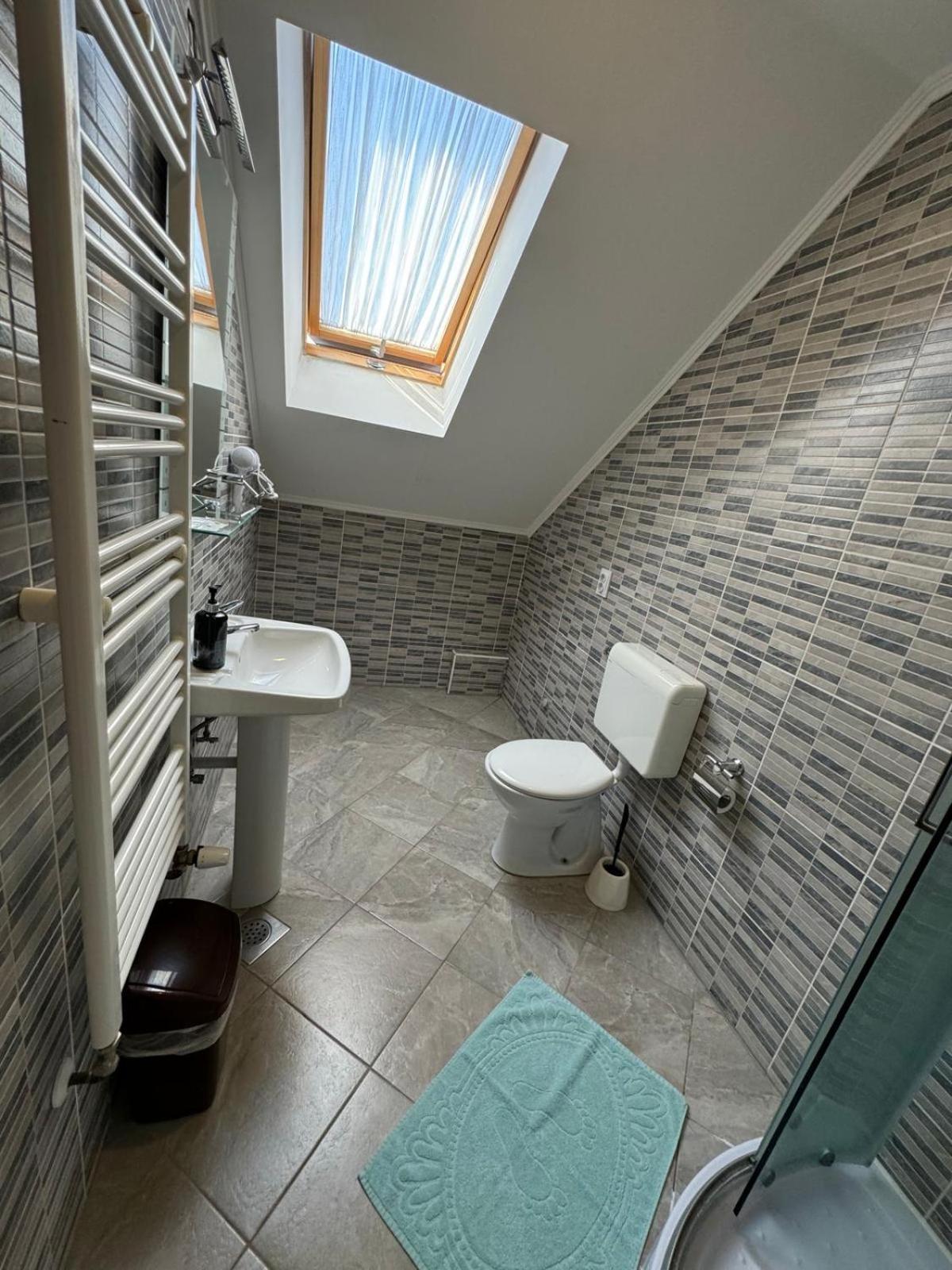 Tomislav Hotel Загреб Екстериор снимка